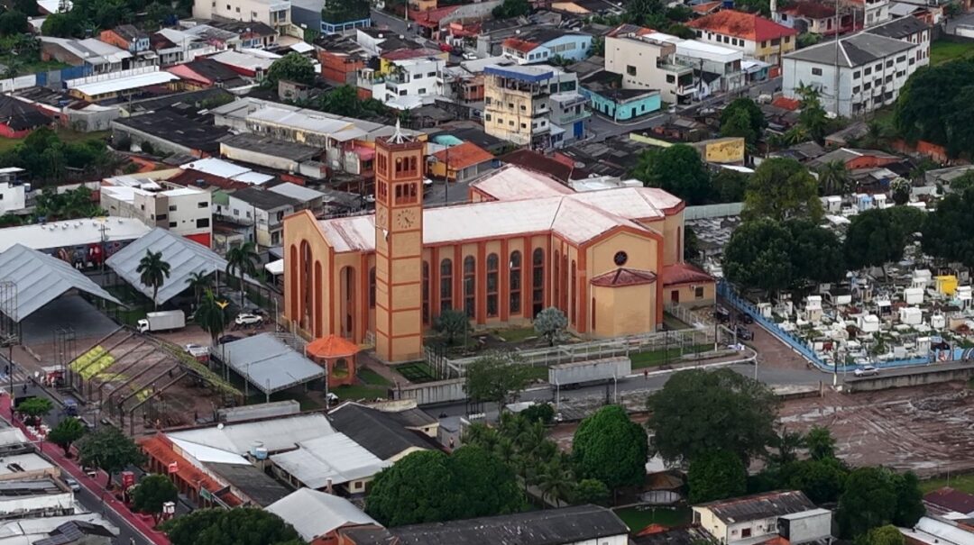 Você sabe como a Catedral de Nossa Senhora do Carmo influenciou o Festival de Parintins?