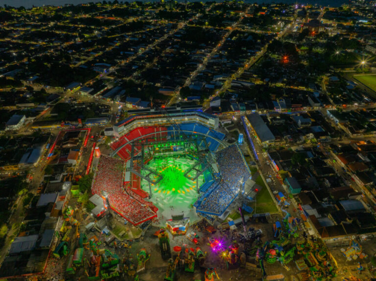 torcedores se organizam para conseguir lugar na Galera do Festival de Parintins