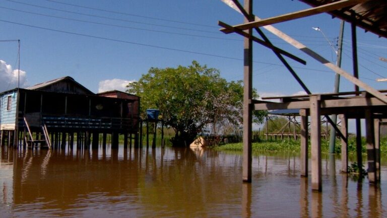 Cheia dos rios no Amazonas força fechamento de escola no AM
