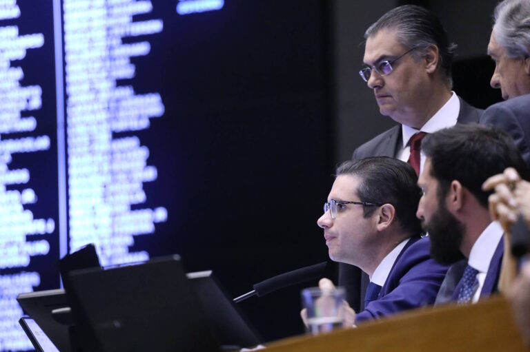 Em votação virtual, deputados aprovam projeto que implode licenciamento ambiental