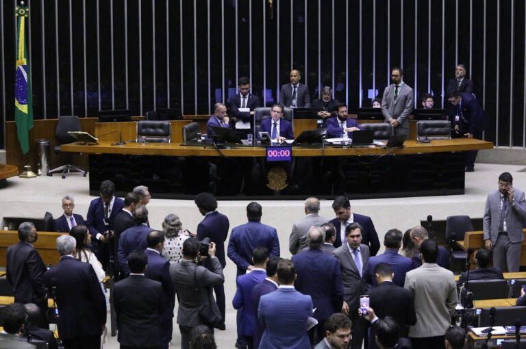 Saiba como votou cada deputado no PL da Devastação, aprovado na madrugada desta quinta-feira (17)