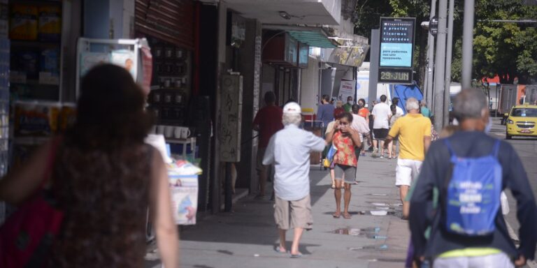 Brasil abre 129,8 mil postos formais de trabalho em julho