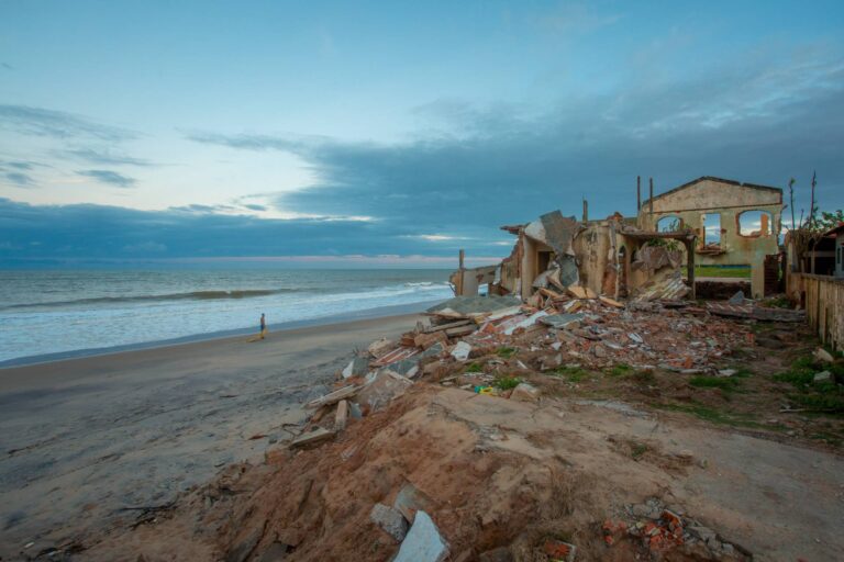 Enquanto o rio morre, o mar avança: o caso de Atafona