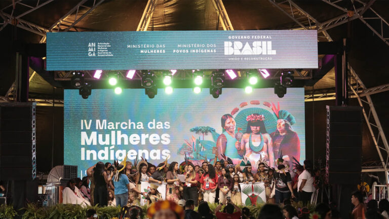 Marcha das Mulheres Indígenas pede defesa dos territórios, combate à crise climática e à violência de gênero