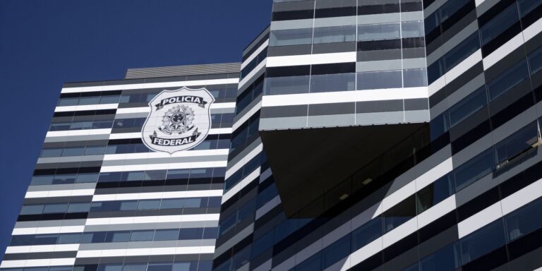 PF diz que Bolsonaro burlou STF e encaminhou 300 vídeos pelo WhatsApp