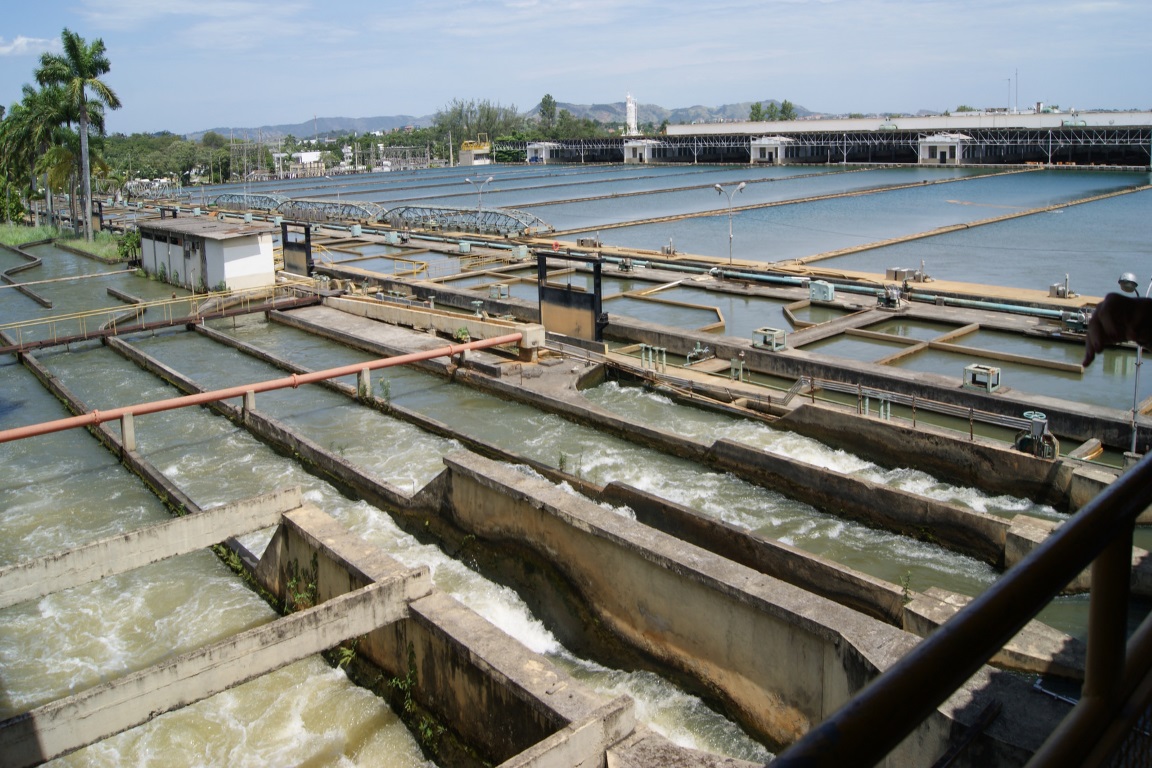 A água que falta nas torneiras começa no esgoto que sobra nos rios
