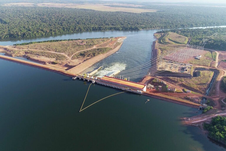 Indígenas ameaçados por risco de colapso de hidrelétricas em grande rio amazônico