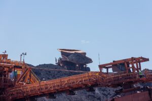 Mineração estratégica avança no Congresso em meio a disputas políticas e socioambientais