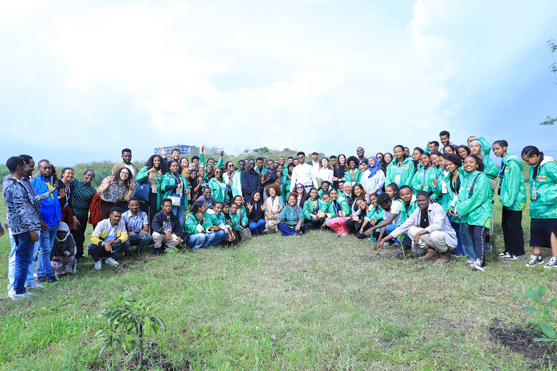 Mutirão das Juventudes mobiliza 200 jovens e planta 300 mudas durante o África Climate Summit
