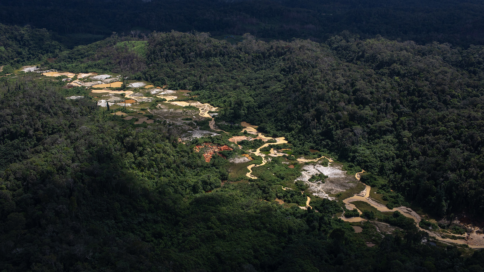 PLs do Congresso podem legalizar mineração em territórios indígenas