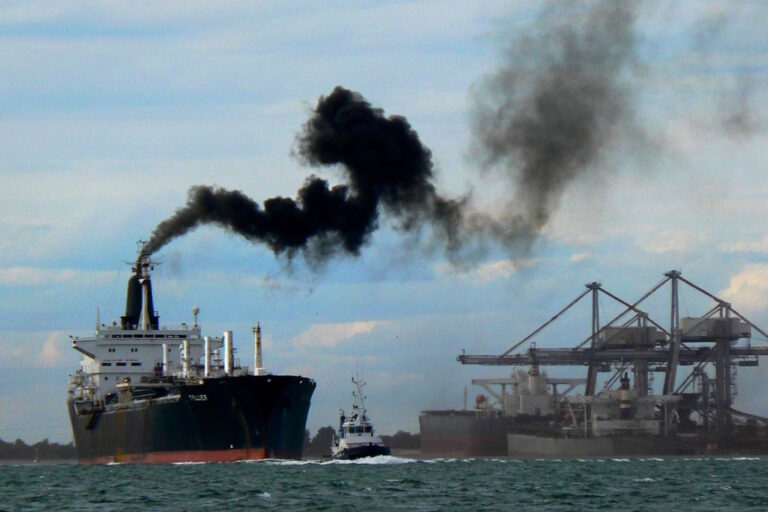 Adiado acordo global para cortar emissões no transporte marítimo