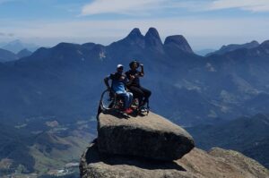 Atletas cadeirantes conquistam pico de 2 mil metros no Rio