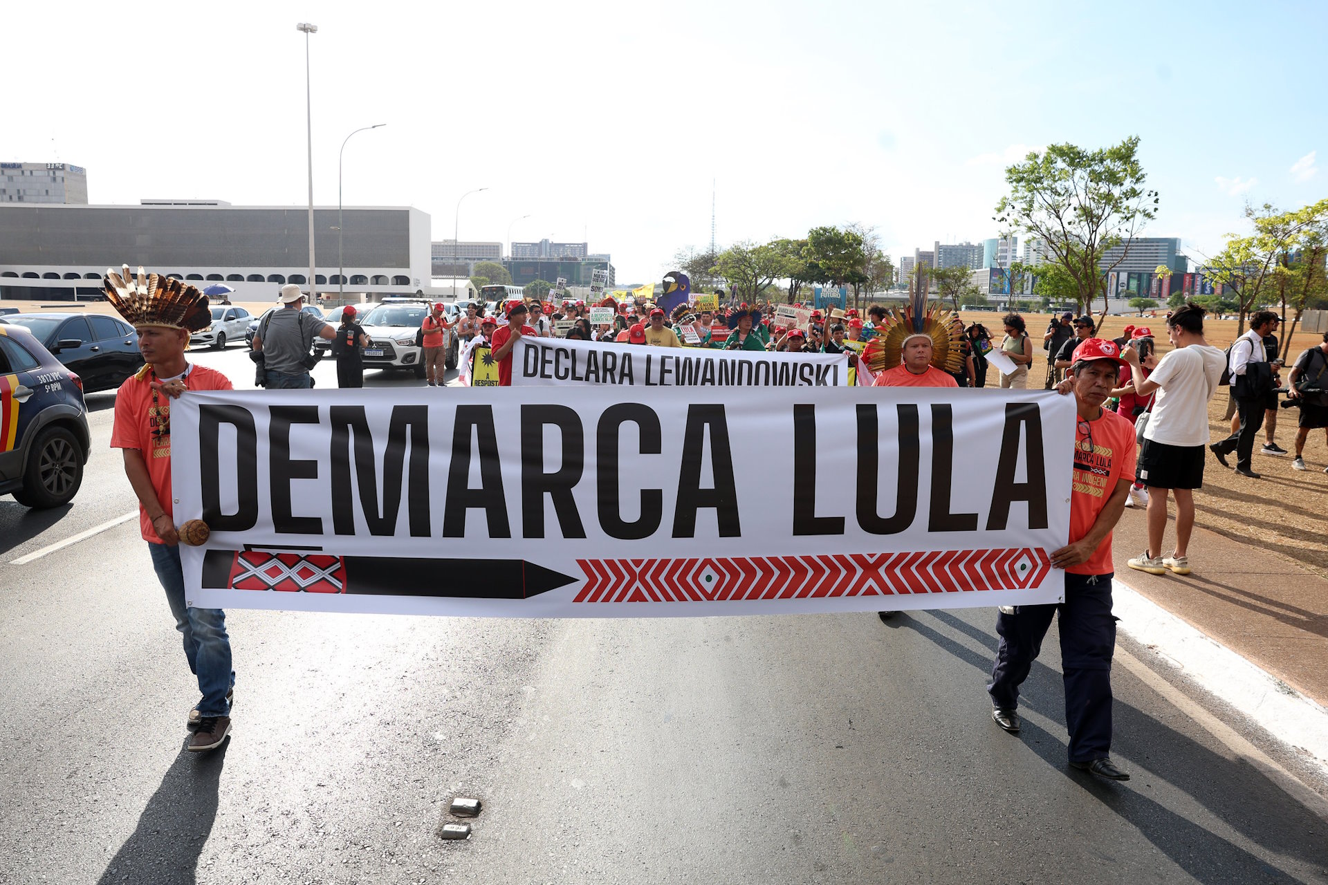 ‘Demarca, Lula’, pedem indígenas, em Brasília