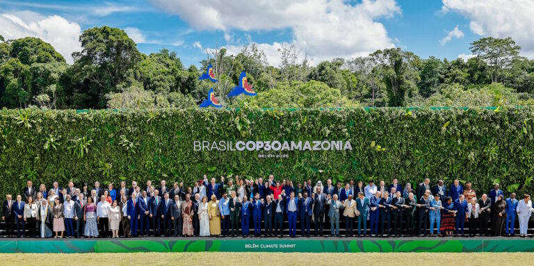 COP entrega pouco, mantém ameaça de colapso climático e colhe críticas globais