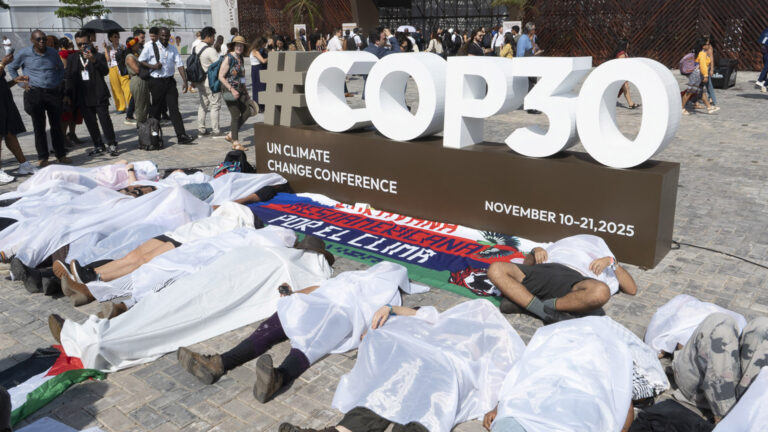COP30 começa com protesto simbólico