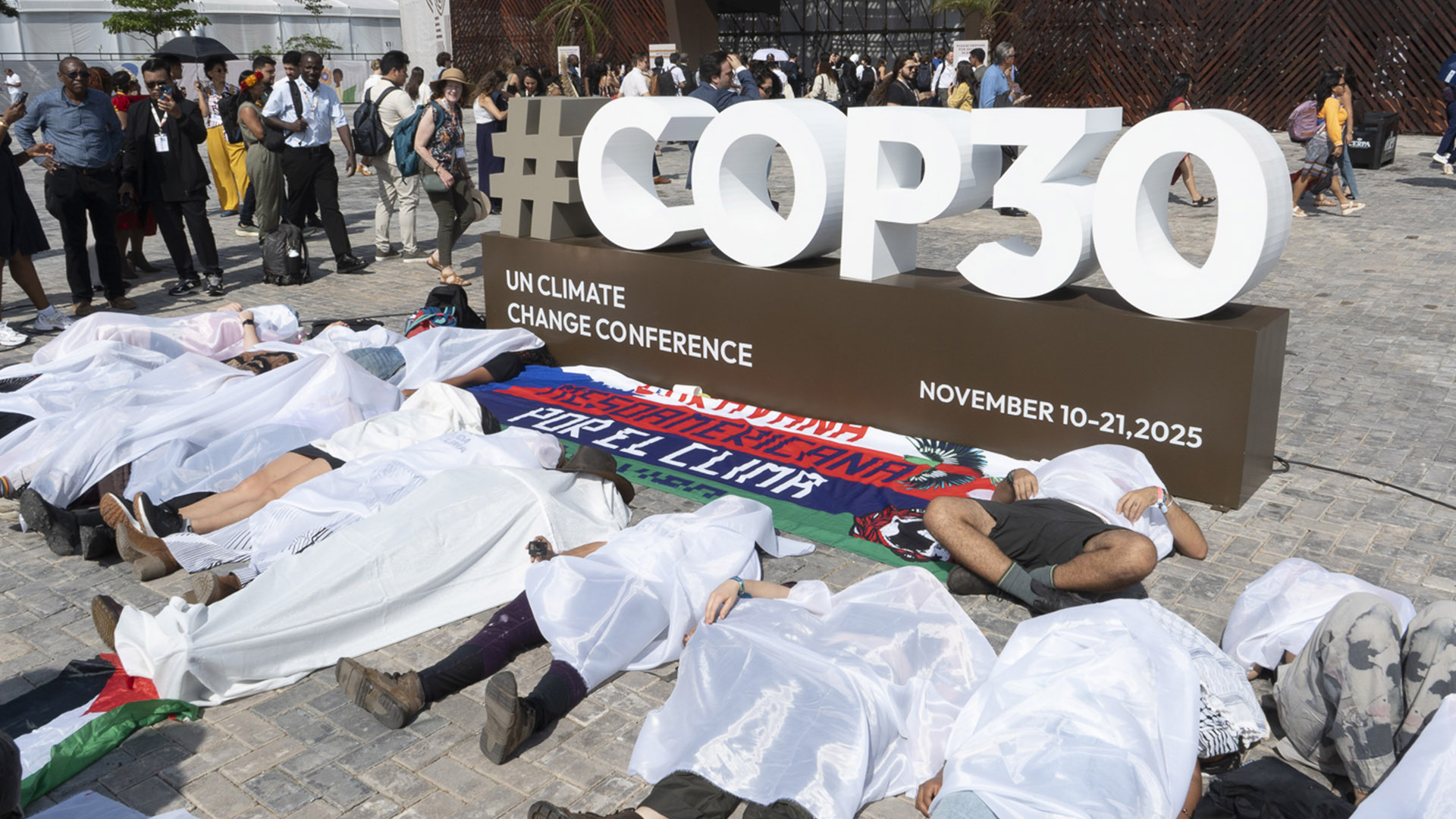 COP30 começa com protesto simbólico