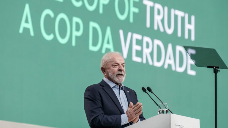 Lula quer fim de combustíveis fósseis, mas admite contradições