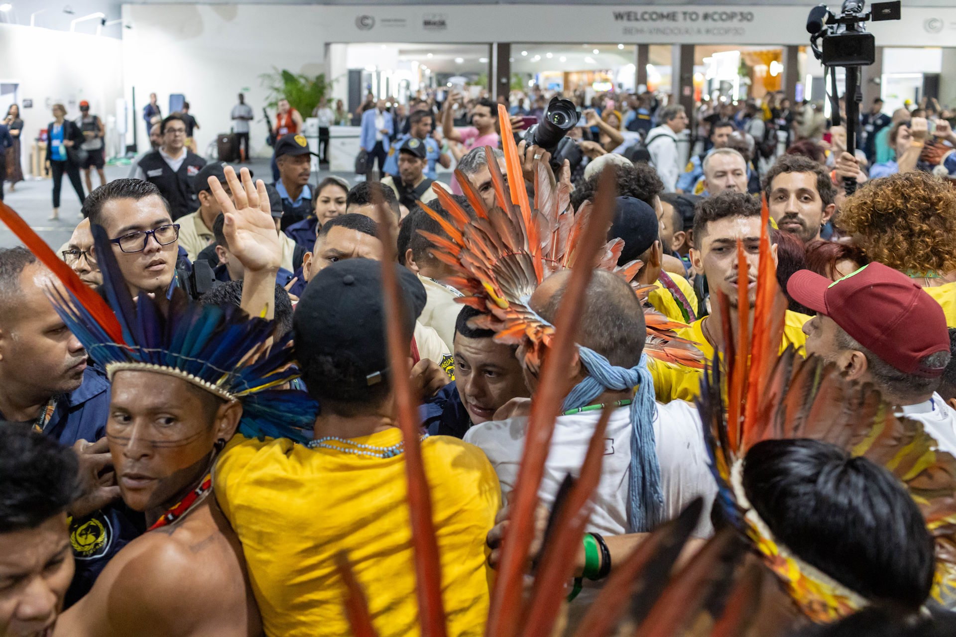 Manifestantes tentam forçar entrada na COP30 e causam tumulto
