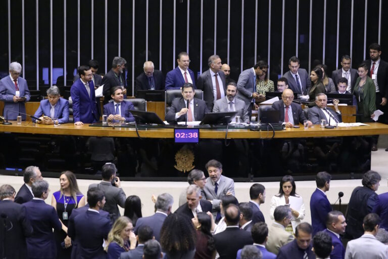 Mortífero presente: quem ganha com o fim do licenciamento ambiental no Brasil?