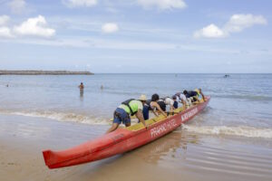 Como as canoas havaianas podem ser aliadas à pesquisa sobre microplásticos?