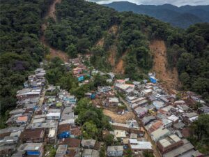 Mesmo com seguidas tragédias, ocupação de encostas cresce no litoral de SP