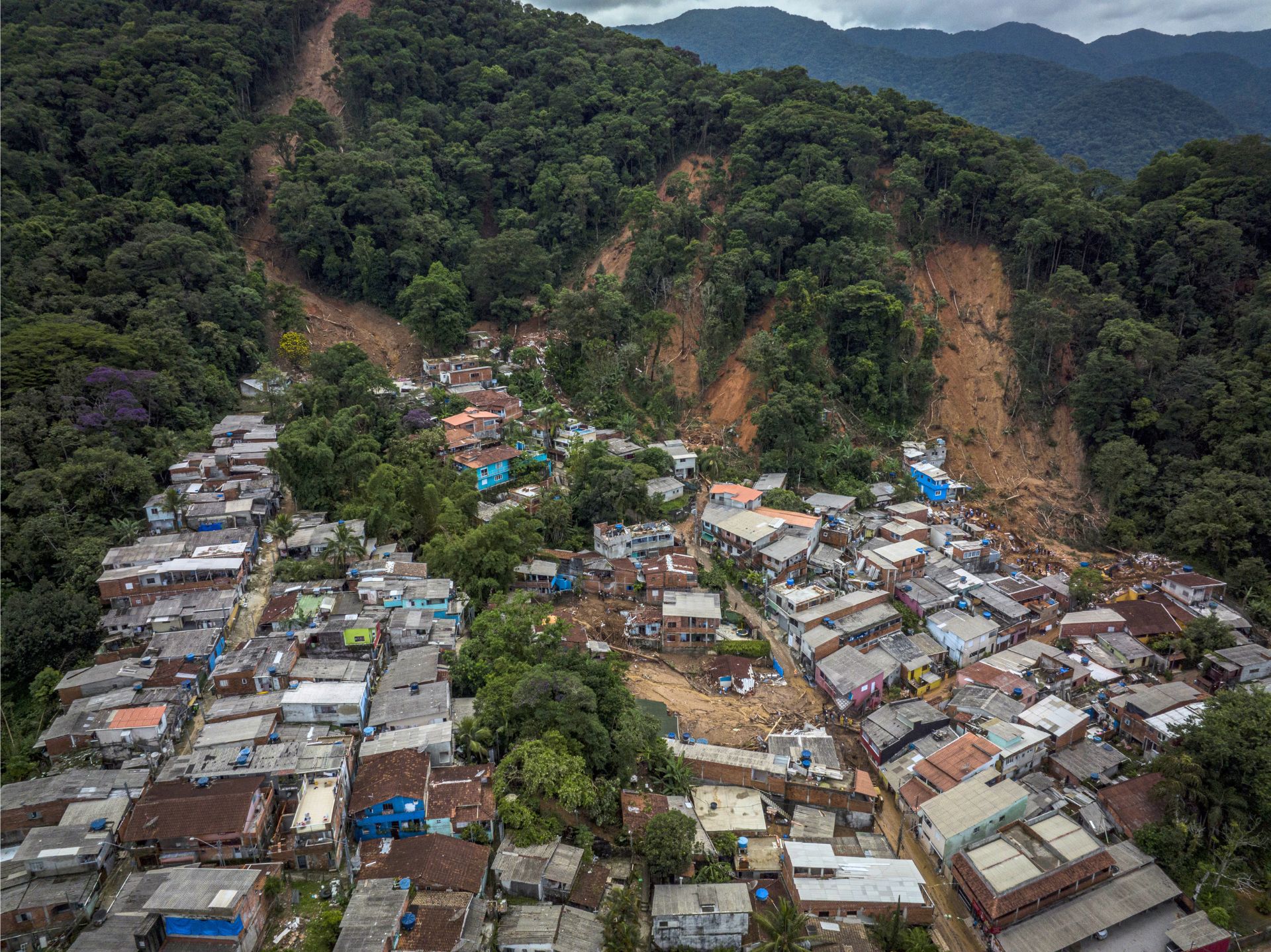 Mesmo com seguidas tragédias, ocupação de encostas cresce no litoral de SP