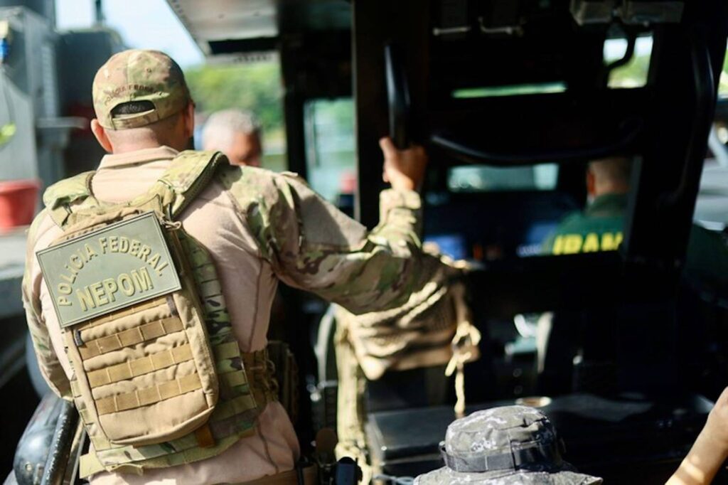 Operação da PF apreende dragas e embarcações usadas em garimpo ilegal no rio Negro