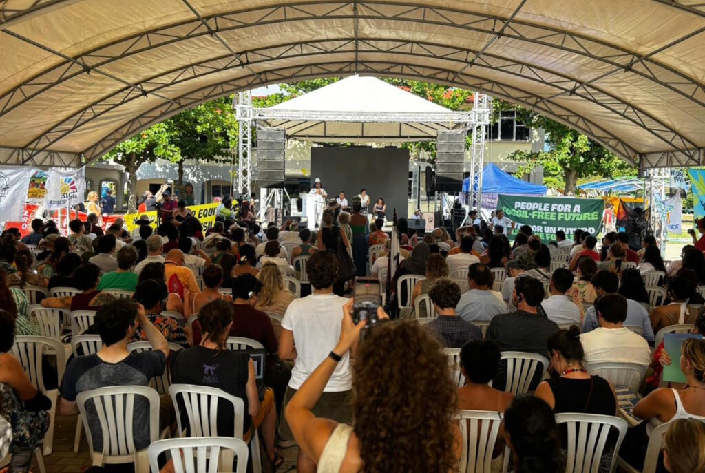 Entre o fim de um mundo e a urgência de outro: a batalha pela nossa imaginação