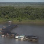 PF e Ibama destroem 15 dragas em operação contra garimpo ilegal no rio Madeira