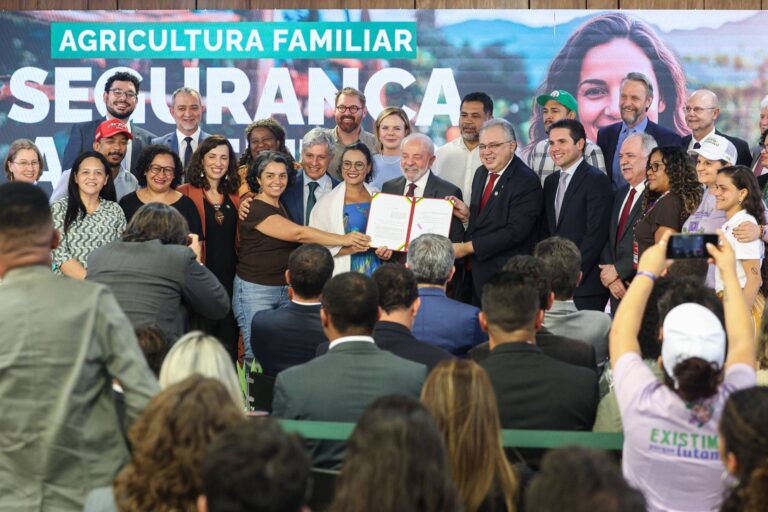 O presidente Luiz Inácio Lula da Silva participa de cerimonia de sanção dos projetos que formaliza PRONAF e Plano Safra como políticas de estado. Foto: Valter Campanato / Agência Brasil
