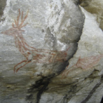 Sítio arqueológico é vandalizado com pichações no Parque Nacional Serra do Cipó