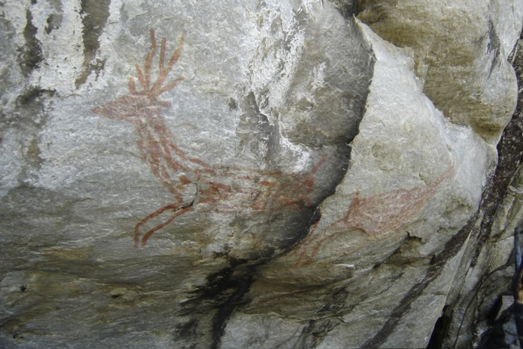 Sítio arqueológico é vandalizado com pichações no Parque Nacional Serra do Cipó
