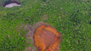 Trump enquadra CV e PCC para chantagear por minérios da Amazônia