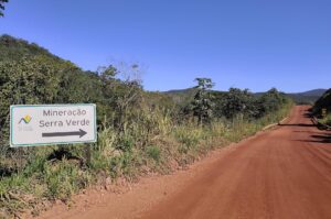 Maquiada de verde, mineração de terras raras impacta territórios  e amplia conflitos pela água em Goiás