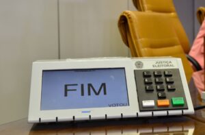 Flávio Bolsonaro repete o pai e apresenta 7 propostas antiambientais