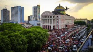 Apoiadores de Lula lotam ruas de Manaus, mesmo com fumaça e calor extremo