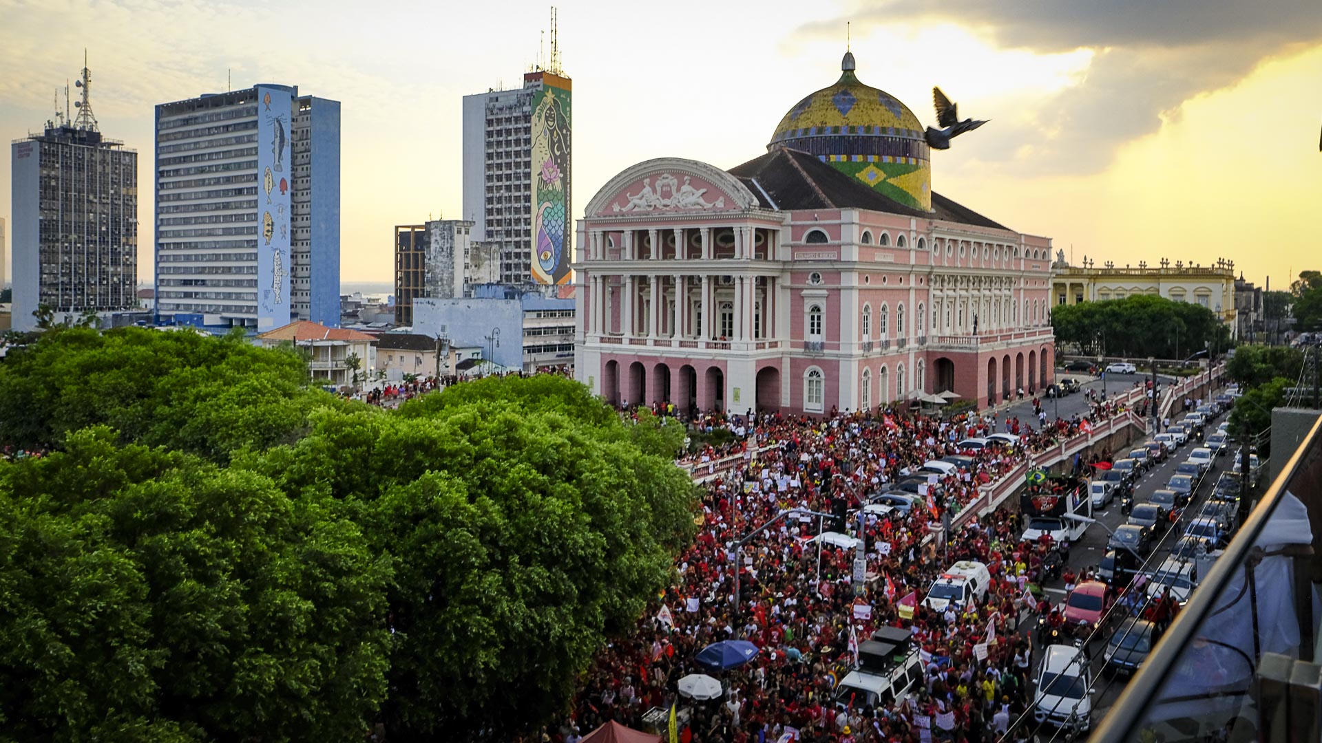 Apoiadores de Lula lotam ruas de Manaus, mesmo com fumaça e calor extremo