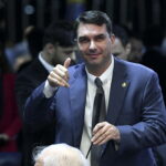 Assim como o pai, Flávio mente e exagera sobre ambiente