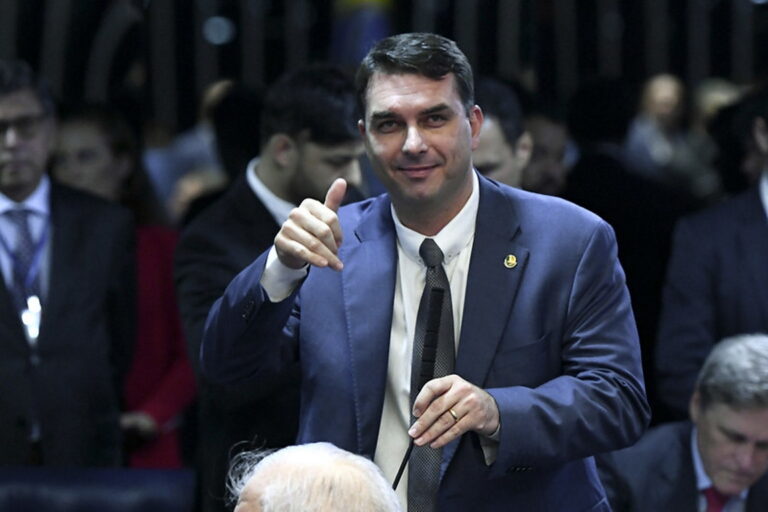 Assim como o pai, Flávio mente e exagera sobre ambiente