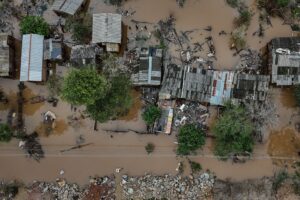 Da seca na Amazônia às enchentes no Sul: a ameaça do negacionismo de Flávio Bolsonaro