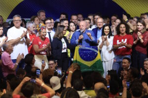 Em discurso de vitória, Lula cita queda de desmatamento e política climática
