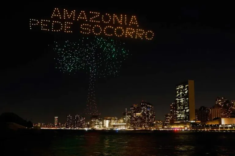 Nova York recebe iluminação de drones em defesa da Floresta Amazônica