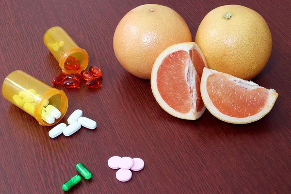 Suco de toranja, leite e alguns chás podem ser muito perigosos se misturados com remédios, diz estudo