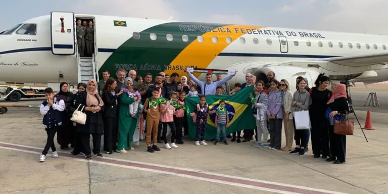Brasileiros repatriados de Gaza já estão a caminho do Brasil 
