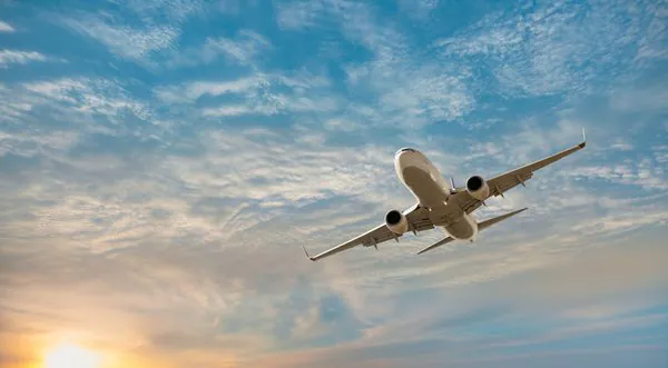 Combustível para aviões feito de fezes humanas pode revolucionar segmento