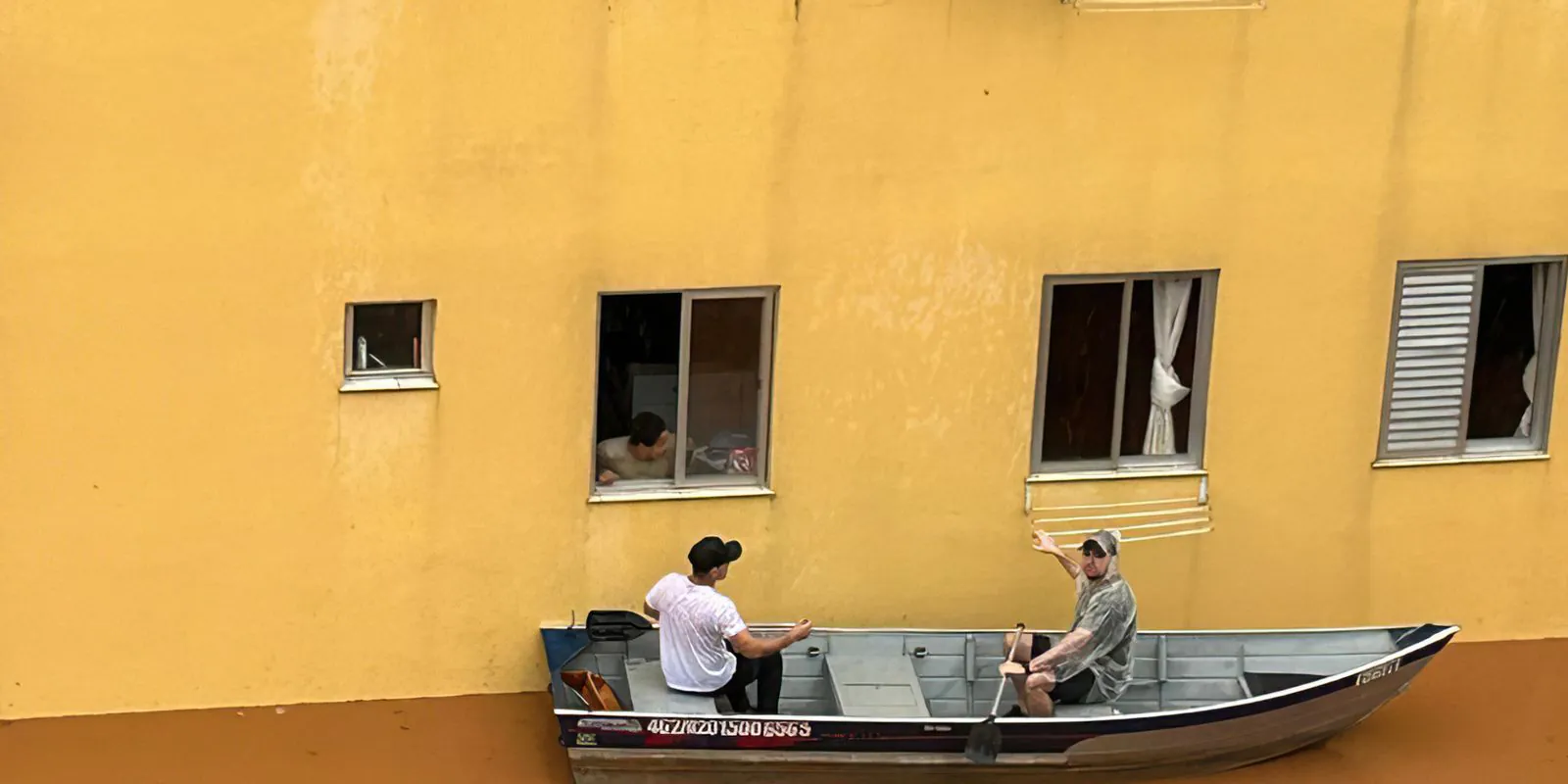 Morador de Canoas descreve fuga de alagamentos e diz que vive pesadelo