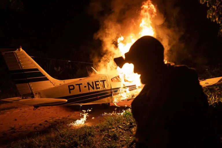 cobertura fotojornalistica da ação noturna de agentes do GEF do IBAMA com apoio da PRF e Forças Armadas, contra o avanço do garimpo dentro da Terra Indígena Yanomami (Foto: Bruno Kelly/Ibama/Abril 2023).