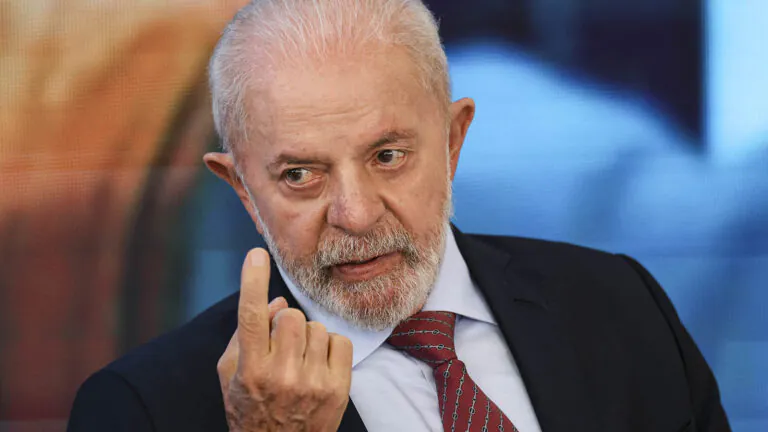 Os bagres, a matemática e o faz-de-conta de Lula na BR-319