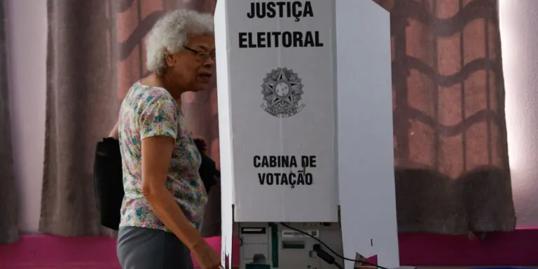 Eleições são encerradas em todo o país; começa apuração de votos