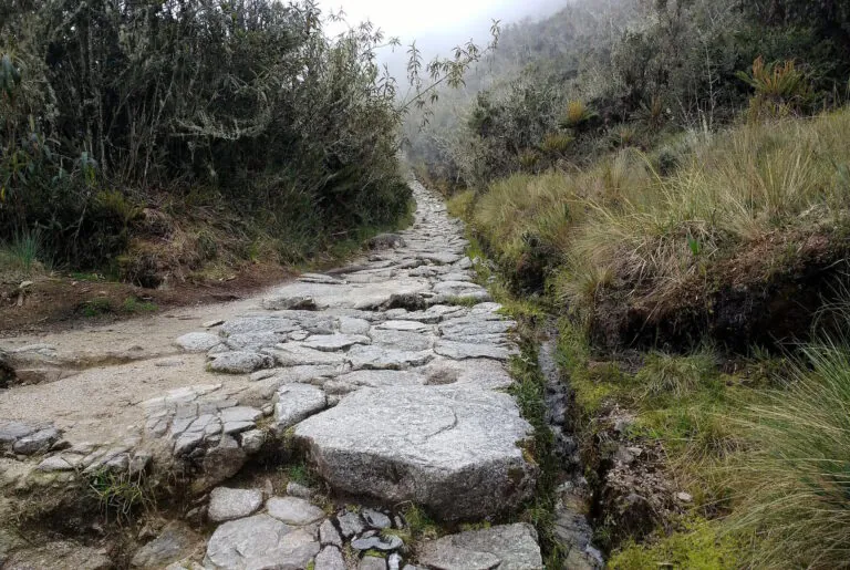 Trilha que percorre os antigos caminhos dos Incas une história, conservação e arqueologia